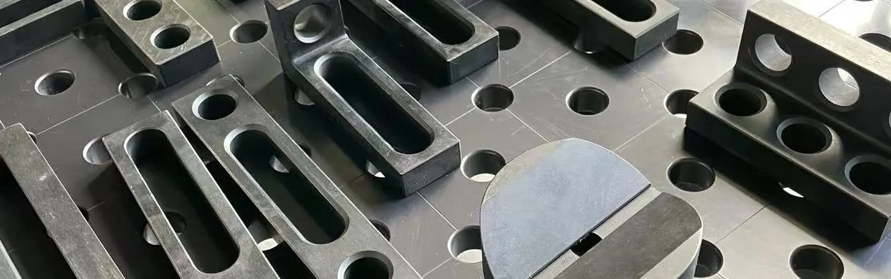 Teknisi menggunakan meja las Descapro untuk pengelasan presisi industri